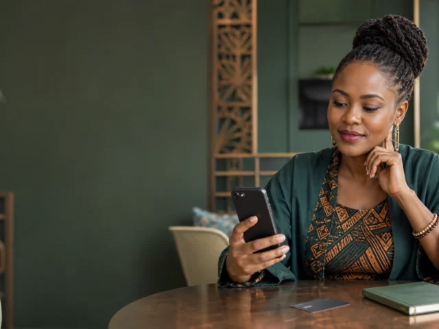 Mwanamke mtu mzima wa Tanzania akitumia simu kuchunguza e wallet casino Tanzania bila kuonyesha cashier au salio