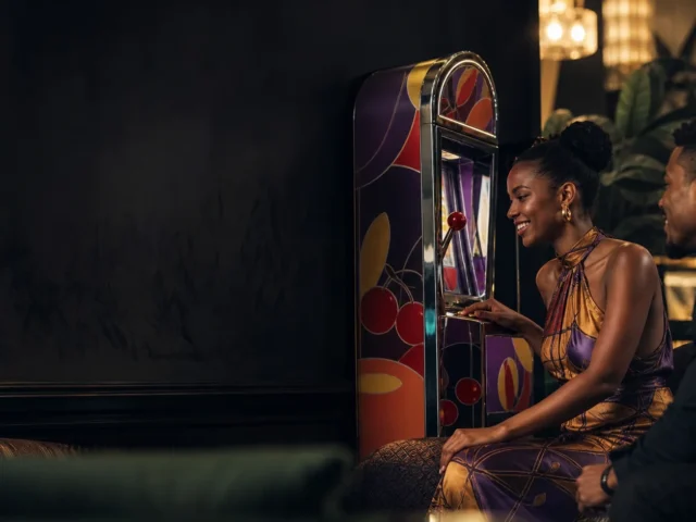 Fruit slots Tanzania kwenye studio ya kubuni yenye reels za cherries, lemon, bar na seven