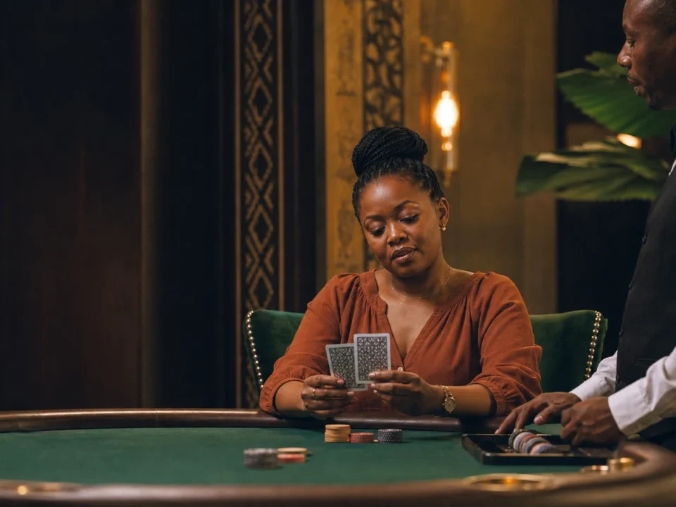Live blackjack Tanzania katika studio ya uhariri yenye dealer na mchezaji mtu mzima