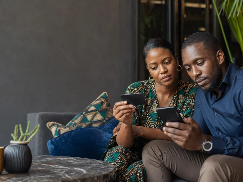 Watu wazima wa Tanzania wakikagua Mastercard casino Tanzania kwa kadi isiyo na chapa na simu isiyoonyesha data
